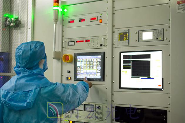 納宏光電引進的進口鍍膜機 納宏光電引進的進口鍍膜機