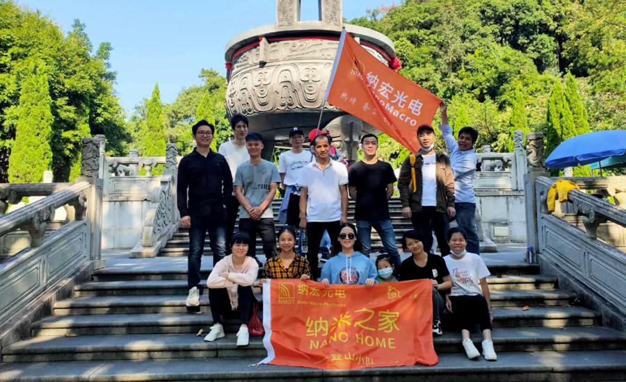 濾光片生產員工合影