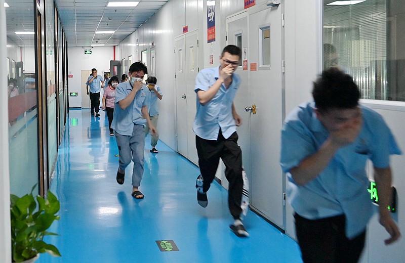 員工現場模擬火災逃生 員工現場模擬火災逃生